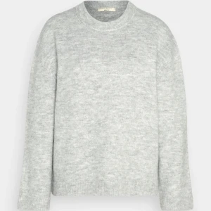 grå stickad tröja  - grå stickad tröja ifrån gina tricot. använd en del men bra skick! köpt för 400kr. kan gå ner i pris vid snabb affär 