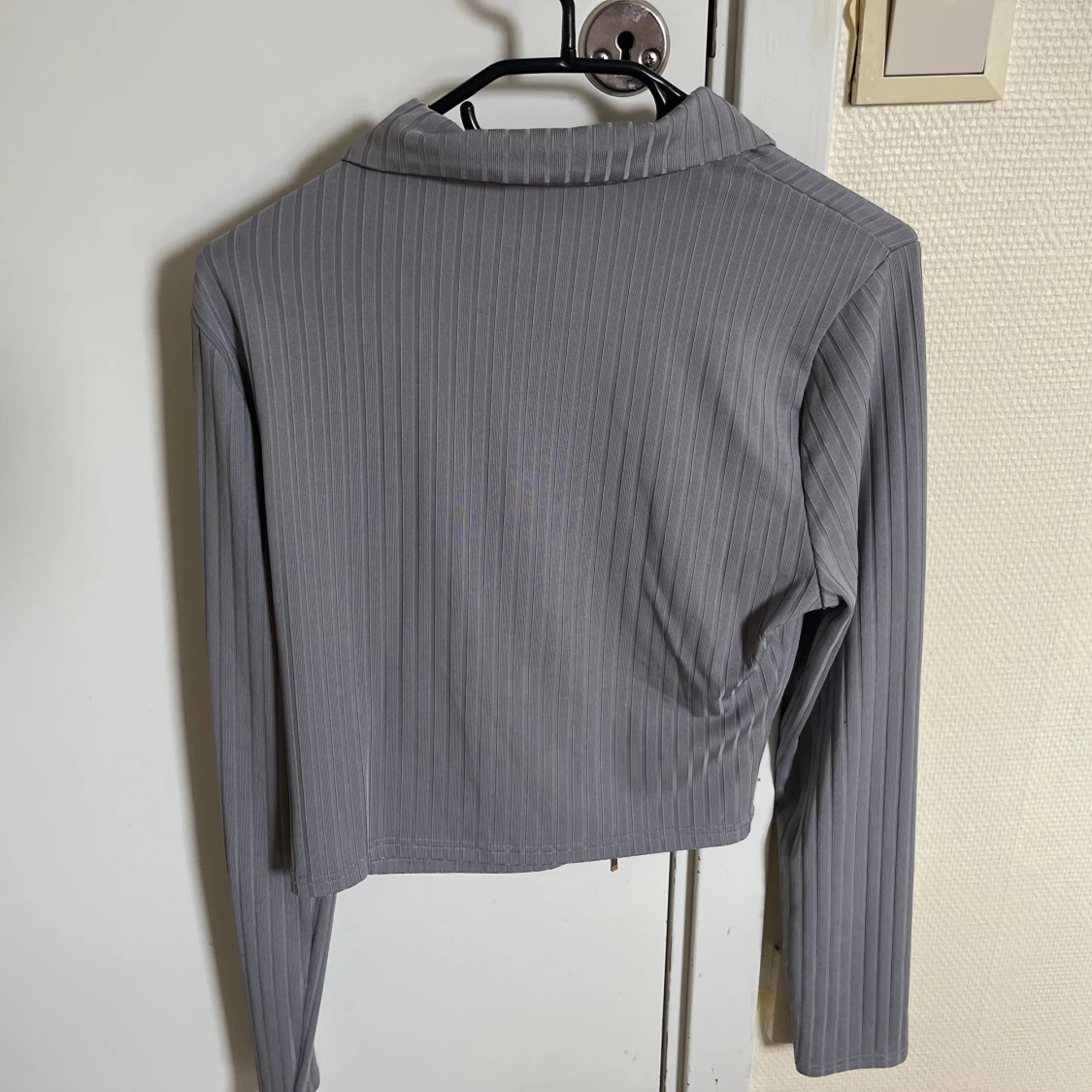 Grå ribbad jacka med dragkedja - 90