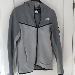 Nike tech - Nike tech i grå. Svår att få tag i. Aldrig använt och i väldigt bra skick. Hör av er om ni är intresserade 