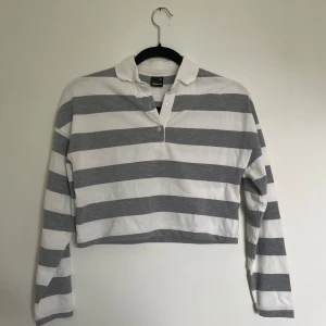 Randig tröja - Vit och grå randig tröja i storlek XXS från Gina Tricot i fint skick. 