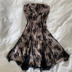 Spetsklänning - Säljer denna otroliga vintage bandeau spetsklänning i jättefint skick, då den var för stor i bysten för mig. Märket är Jane Norman🫶🏻