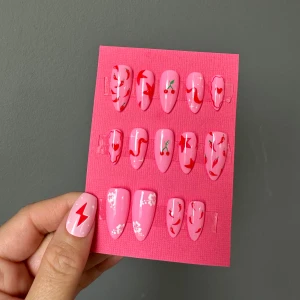 Lösnaglar - FÄRDIGT SET 💛 Press on nails (lösnaglar) i storlek S. Storleken anser bredden på dina naglar. Bredd 9 mm till 15 mm + 2 extra storlekar för att ha fler alternativ. Alla lösnaglar är handmålade av mig med gellack. Lim medföljer. 🩷💅🏼