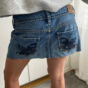 Lågmidjad jeanskjol  - Jeanskjol med snygga tryck baktill🩷 Storleken står inte men den är stor på mig som vanligtvis är S/M! 