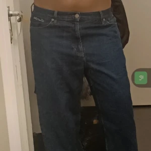 Baggy low waits skater jeans-sweet Skateboarding company - Använda tre gånger och nypris 699kr. Dom är unisex och baggy. det ända tecknet på användning kan man se på sista bilden. Dom är i strl m och midjans omkrets är 92cm men dom ska sitter på höfterna. Innerbenen är 76cm