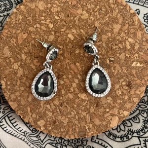 Fina örhängen som hänger. - De vänstra örhänget saknar tyvärr en diamant/en sten