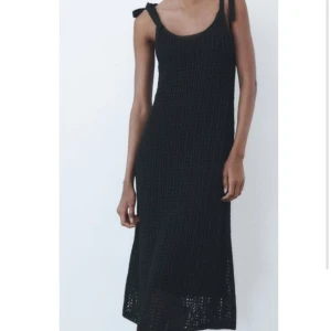 Virkad strandklänning från Zara - Har en liner på insidan så den blir inte genomskinlig. Perfekt till stranden ☺️ säljer då den inte passar. Helt oanvänd 