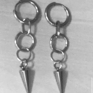 Örhängen  - Jättefina egen gjorda örhängen Köp en för 129kr eller ett par för 199kr. Finns i silver och guld.  Modell 004