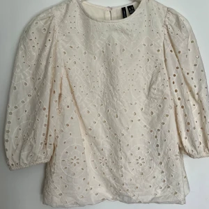 Gullig topp!  - Otroligt gullig topp från Vero Moda i väldigt bra skick! Endast använd ett par gånger. Modell - normallång med halvlånga ärmar. Pris - 170kr + frakt! (Inköpspris 399kr)