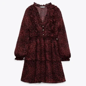 Zara klänning  - Säljer den här fina zara klänningen som inte kommer till användning, super bra skick🌸 Använd gärna köp nu, postar snabbast med instabox🫶