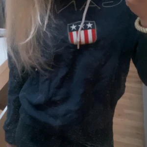 Gant hoodie - Gant hoodie i storlek Xs, färgen är mörkblå. Jättefint skick.