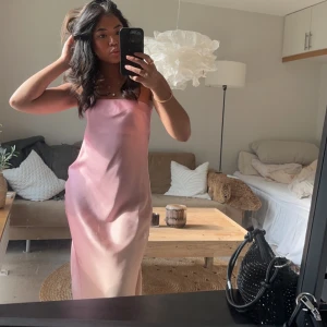 Zara klänning - Säljer denna superfina rosa klänning som skiftar till gult ish. Jättefin, maxi klänning. Använt en gång 💕❤️