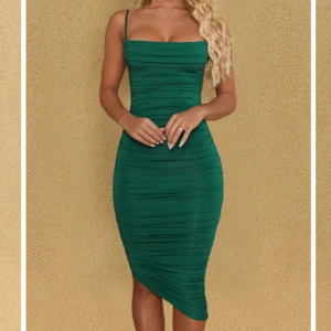 En klänning från oh polly  - En grön klänning i storlek 36, använd endast 1 gång 