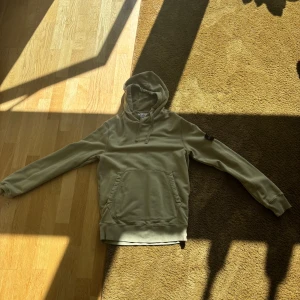 Stoneisland - Stoneisland hoodie nästintill oanvänd, Strl: S.