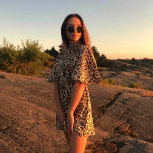 Leopardklänning - Så snygg leopardklänning, jag hade skärp i midjan när jag använde den för att storleken va för stor för mig. Fint skick!