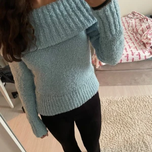 Off shoulder tröja  - Jättefin och bekväm off shoulder tröja! Verkligen så fin men använder den aldrig🥲