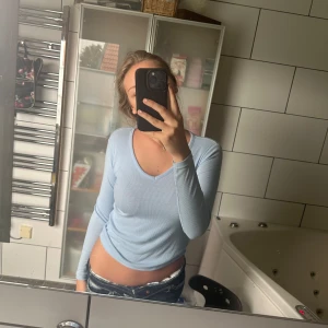 Ljusblå tröja - Ljusblå långärmad tröja. Jag tror att de är storlek xs/s men den är alldeles för liten för mig vilket är synd för de är en så söt färg.