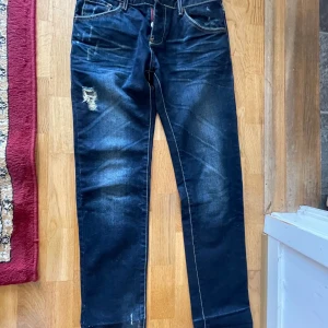 Dsquared2 jeans  - Passar inte mig tyvärr men riktigt grymt skick, en knapp som saknar sitt ”skal” (se på bild 4) men inte så mycket mer än det. Pris kan diskuteras!!