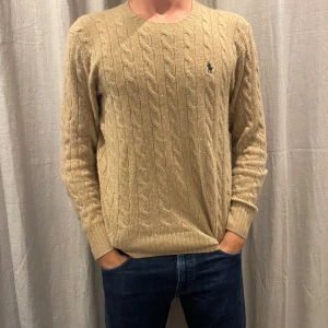 Polo Ralph lauern Kashmir tröja  - Hej! Säljer nu denna super snygga Kashmir tröjan från polo Ralph lauern. Modellen på bilden är 184cm. Nypris ligger på 2500+ 