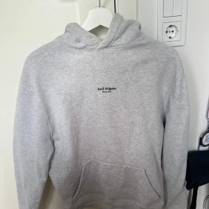 Arigato Hoodie - Säljer min Arigato hoodie som jag köpte på Cenino Donna i Kristianstad för 1800kr för något år sedan. Har knappt användt hoodien och den är därför i väldigt bra skick. Hoodien har bra passform och är i storlek S. 