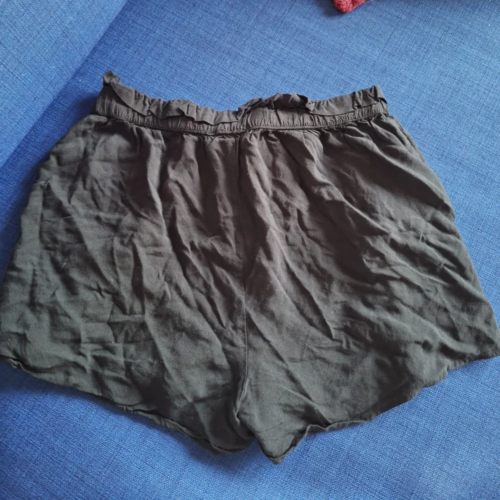 Viskos shorts från Terranova  Svart, storlek S Mycket bra skick. Shorts.