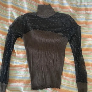 Polotröja - Mesh ärmar med prickiga detaljer