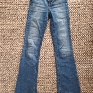 Only jeans xs/32 - Only jeans i strl xs/32, måttligt använda.  Booth cut, mid waist.