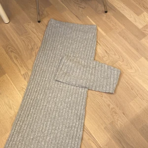 Topp och kjol  - Säljer denna super fina kjol och topp som är använd typ 3 gånger så de är i topp skick skriv privat för mer information och bilder pris kan 