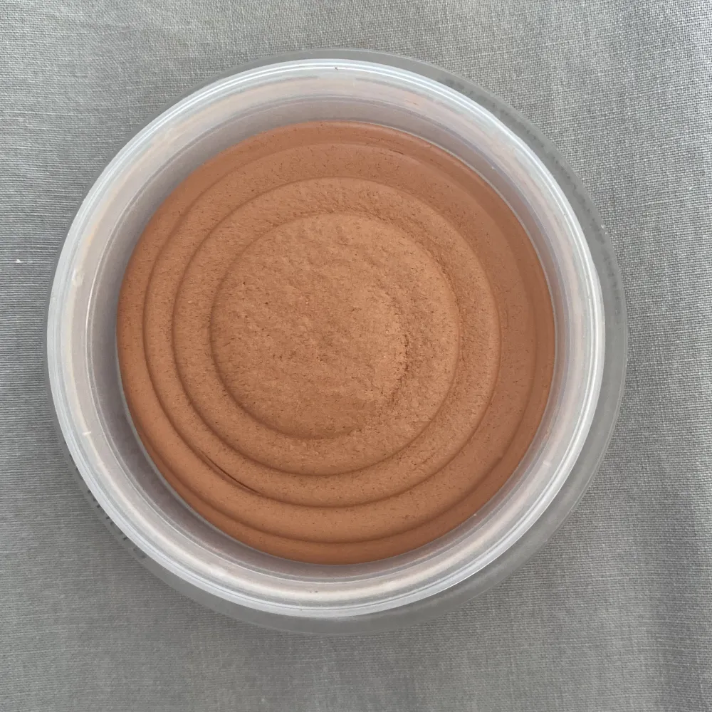 Intressekoll på min Chanel bronzer i färgen medium som är slutsåld, använd fåtal gånger (ca 5). Kartong medföljer. Skönhet.