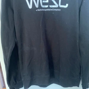 Wesc tröja - En Wesc tröja som jag har fått ärva som jag nästan aldrig använt. Storleken passar i L. Skriv för mer bilder