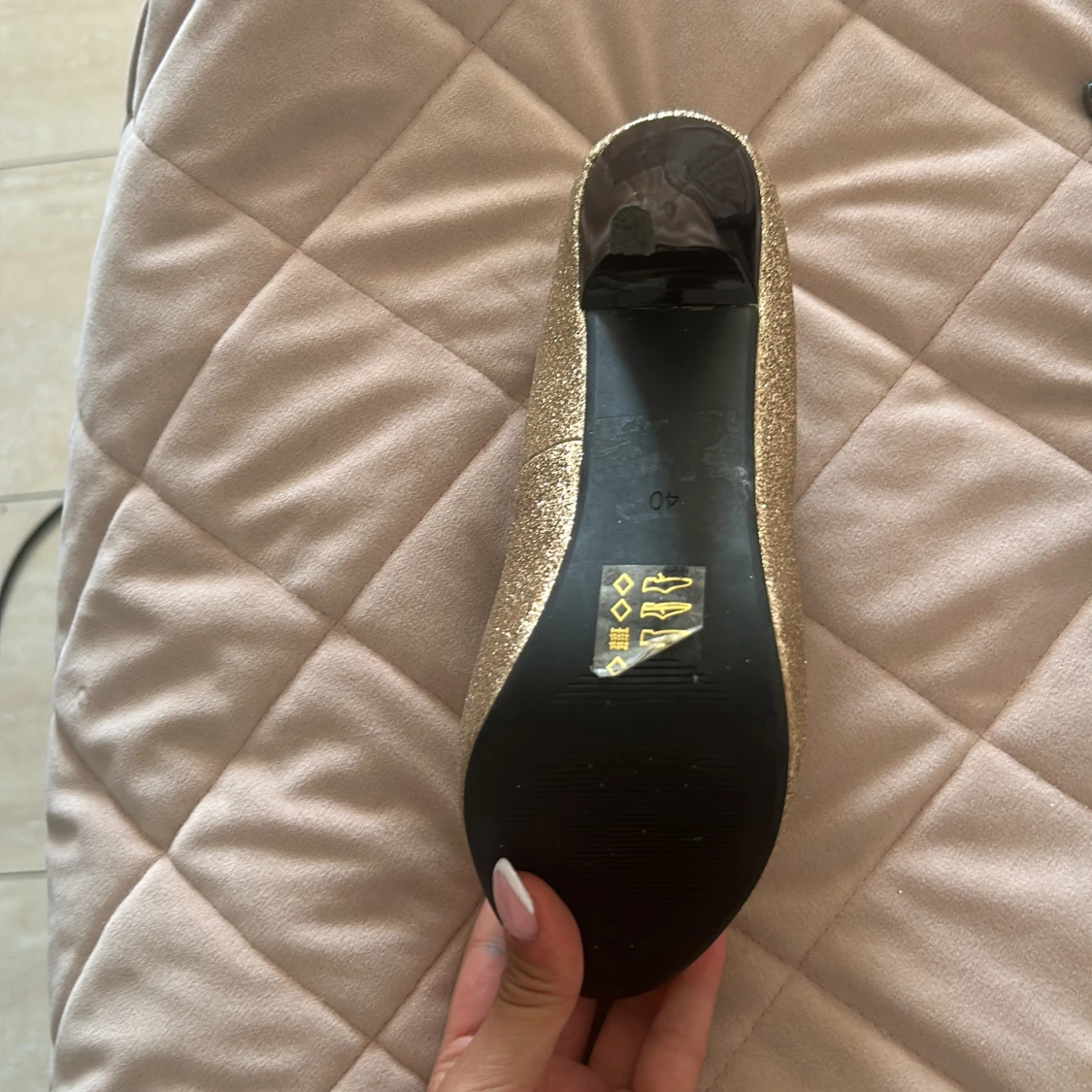 Guldiga klackskor  - 91