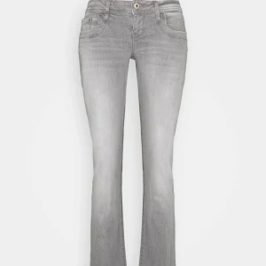 LTB jeans valerie  - Säljer dessa slutsålda lågmidjade LTB jeans i modellen ”Valerie” i storlek W29L36🩷 Säljer då de blivit lite för storaffär mig, nypris 949kr