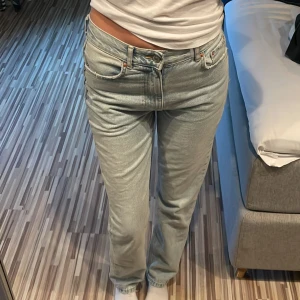 Ljusblå jeans  - Jeansen är endast använda ett fåtal gånger men har tyvärr två fläckar (se bild)! ❤️