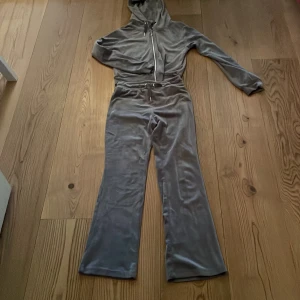 Snyggt mjukis sett från Gina Tricot  - Grått mjukt sett från Gina Tricot 