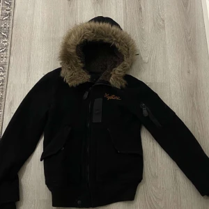 Hysteric glamour  - Hysteric Glamour Fur hoodie/jacket Condition 10/10 no flaws really nice design on this garment sort of reminds you of Le grande bleu hoodies, this garment can be used as a jacket but also a hoodie Marked Size Free fits like S Price: 1400