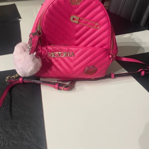 Victorias secret väska - Det är en mini ryggsäck, den har bara andvänds 1 gång. Köpt för 1000 men säljer för 500. Pris kan diskuteras! 