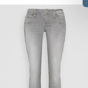 Super fina ltb jeans❤️ - Gråa fina ltb jeans som jah säljer då dem inte kommer till användning ❤️har några små fläckar från tidigare ägare och är uppsprätta längst ner så dom är längre. ❤️