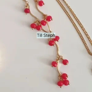 Halsband till Steph - Guldhalsband med jordgubbsröda droppar.