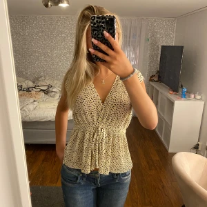 Prickig topp - Från stradivarius i strl s