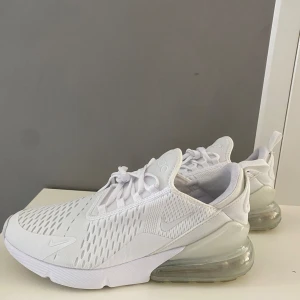 Air Max 270 vit - Knappt använda nästan som nya. De är tyvärr för små för mig. Storlek 40 men jag skulle säga 39 då de är små i storleken!  Nypris- 1499:-