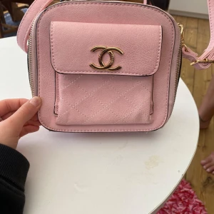 Väska - Fin rosa väska som är köpt utomlands och nästan aldrig använd 