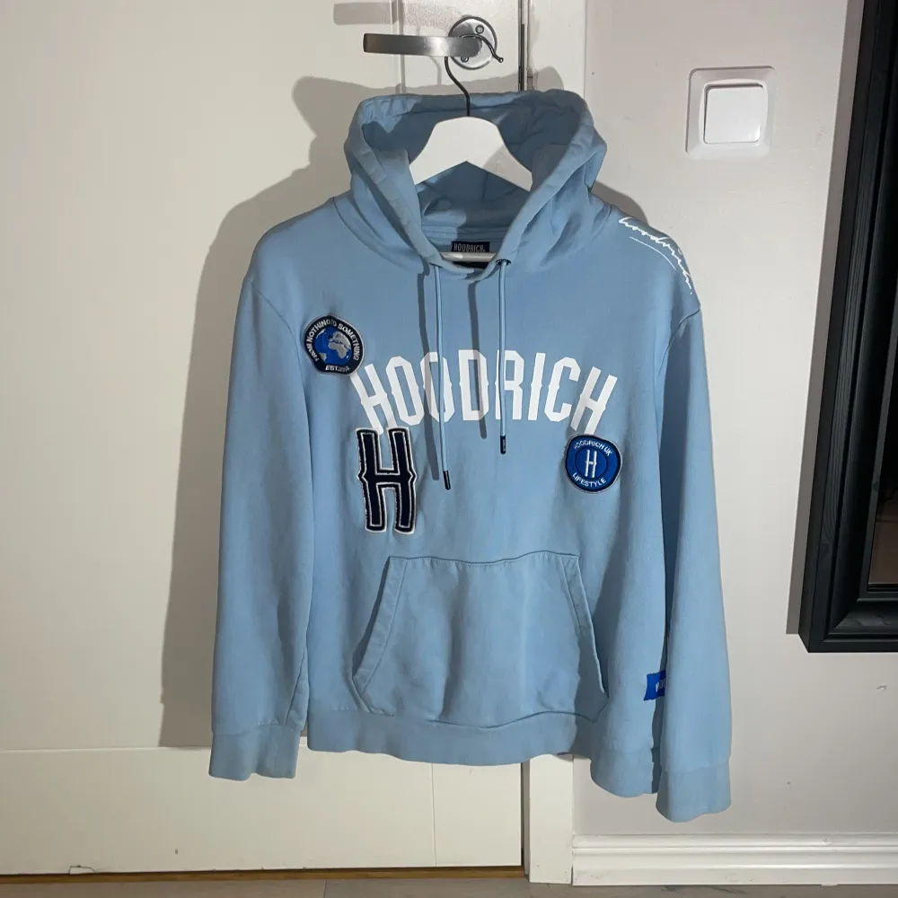 Säljer ljusblå Hoodrich hoodie då den är för stor. 9/10 skick nästan aldrig använd. Pris kan diskuteras. Hoodies.