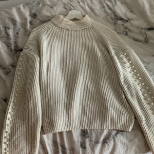 Pärlärmad tröja - Säljer denna jättefina stickade tröjan med pärlärmar i storlek S, som är köpt på H&M! 
