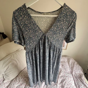 Blå sommarklänning  - Säljer denna sommarklänning från Pull and bear.  Jättebra skick💙💙 