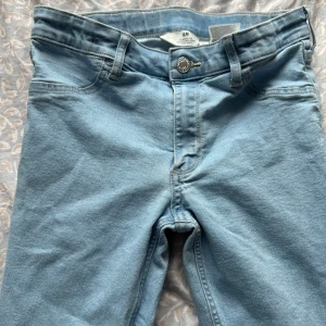 Flared low waisted jeans💙 - Super söta jeans i nyskick.🫶🏼 Midjemått: 35cm x2 Innerbenslängd: 74cm Ytterbenslängd: 99cm. Skriv för fler bilder eller frågor💗