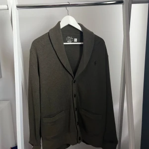 Polo Ralph Lauren Cardigan - Polo Ralph Lauren cardigan som inte har använts över 10 gånger. Topp skick i storlek M! Hör av er vid frågor☺️