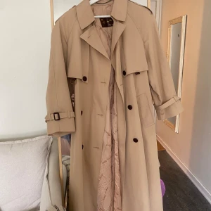 TRENCHCOAT - jättefin trenchcoat, vet inte märket men jättesnygg och bra kvalitet!! Väldigt coola detaljer på den, står inte storlek men skulle säga S/M. Passar både tjej och kille!🥰