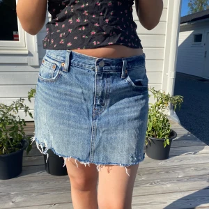 Jeanskjol från Levi’s! - Superfin kort jeanskjol från Levi’s! Ärvd kjol från min coola faster! 😎  Storlek 29, vilket motsvarar, enligt Levi’s storleksguide, midjemått 75/76 cm! Jag är 158 cm lång!
