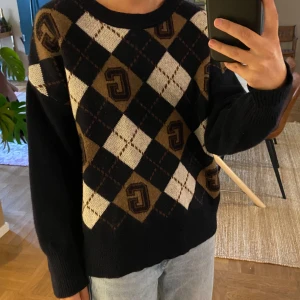 Gant tröja  - Storlek L men passar mig som är vanligtvis storlek S. Köpte för jag gillar lite mer oversized. Skriv för frågor eller funderingar🥰