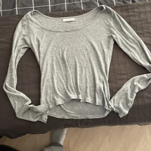 Grå långärmad - Ribbad jätte fin grå tröja. Den har ett tunt material vilket gör att man kan ha den på sommaren också. Använd typ en gång.