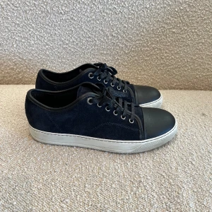 Lanvin mörkblå - Lanvin skick 10/10. Använda endast ett fåtal gånger. Snabb leverans🚚